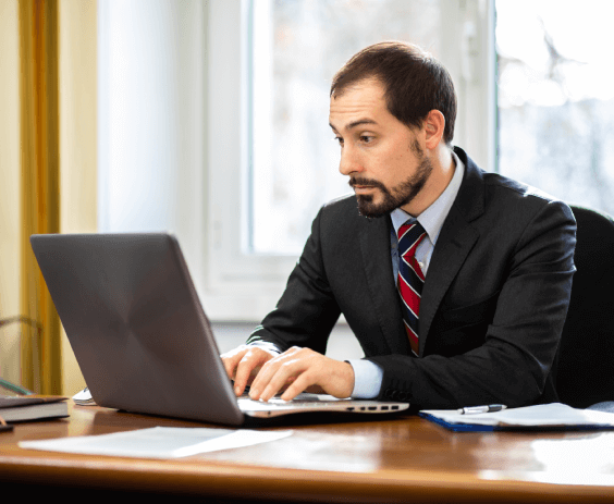 Professional typist offering Polish typing services for legal communication, ensuring confidentiality and precision.