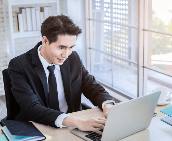 Professional typist offering expert Portuguese typing services online, ensuring precision and client satisfaction.